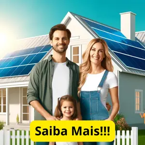 Familia com homem, mulher e filha a frente de uma casa com painéis solares, com texto saiba mais. Indicando o Guia de compra de quem esta iniciando a pesquisa