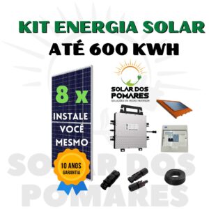 A imagem apresenta um anúncio promocional de um kit de energia solar com capacidade de até 300 kWh, indicado para instalação autônoma por consumidores. O kit inclui um painel solar, um microinversor, um sistema de montagem, conectores e cabos. Elementos gráficos adicionais como um selo "INSTALE VOCÊ MESMO" e uma garantia de "10 ANOS" destacam a facilidade de instalação e a confiabilidade do produto. O logo da "Solar dos Pomares", especializada em soluções com microinversores, também está visível, reforçando a marca como fornecedora dos componentes.