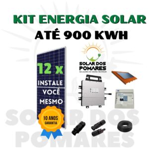 A imagem apresenta um anúncio promocional de um kit de energia solar com capacidade de até 300 kWh, indicado para instalação autônoma por consumidores. O kit inclui um painel solar, um microinversor, um sistema de montagem, conectores e cabos. Elementos gráficos adicionais como um selo "INSTALE VOCÊ MESMO" e uma garantia de "10 ANOS" destacam a facilidade de instalação e a confiabilidade do produto. O logo da "Solar dos Pomares", especializada em soluções com microinversores, também está visível, reforçando a marca como fornecedora dos componentes.