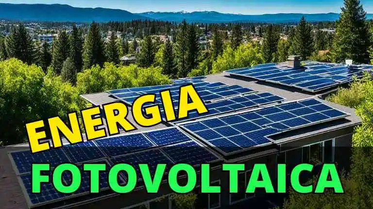 A imagem destaca uma instalação extensa de painéis solares fotovoltaicos no telhado de um edifício, em um ambiente urbano com uma visão panorâmica de uma cidade ao fundo e montanhas distantes sob um céu claro. O texto "ENERGIA FOTOVOLTAICA" em letras grandes e verdes está superposto na parte superior da imagem, chamando atenção para o tema da energia solar fotovoltaica, que converte luz solar diretamente em eletricidade através dos painéis, representando uma solução sustentável e eficiente para geração de energia limpa e renovável em áreas urbanas.