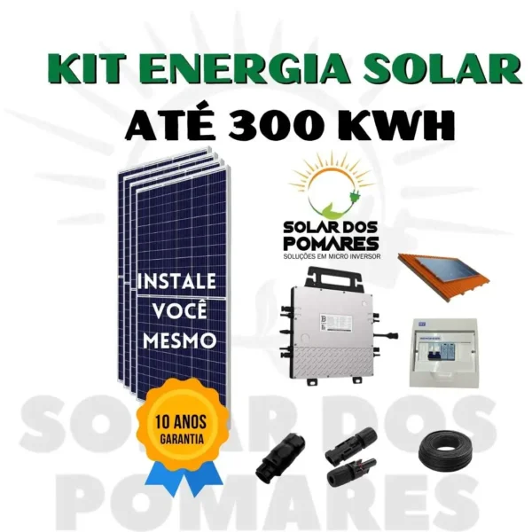 A imagem apresenta um anúncio promocional de um kit de energia solar com capacidade de até 300 kWh, indicado para instalação autônoma por consumidores. O kit inclui um painel solar, um micro inversor beny BYM200, um sistema de montagem, conectores e cabos. Elementos gráficos adicionais como um selo "INSTALE VOCÊ MESMO" e uma garantia de "10 ANOS" destacam a facilidade de instalação e a confiabilidade do produto. O logo da "Solar dos Pomares", especializada em soluções com microinversores, também está visível, reforçando a marca como fornecedora dos componentes.