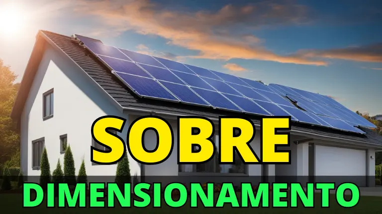 A imagem mostra uma casa moderna com painéis solares fotovoltaicos instalados no telhado, destacando-se em um cenário ao pôr do sol. O texto "SOBRE DIMENSIONAMENTO" em letras grandes e amarelas aparece sobreposto na imagem, realçando o tema de dimensionamento eficaz de sistemas solares com microinversores, uma prática essencial para evitar o oversizing e clipping, garantindo a eficiência e maximização da geração de energia solar.