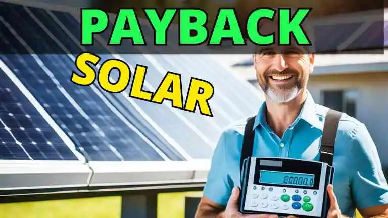 A imagem retrata um homem sorridente de meia-idade segurando uma calculadora solar diante de painéis solares instalados em um telhado. Ele está vestido com uma camisa azul e suspensórios, representando um profissional ou um entusiasta da energia solar calculando o payback de um sistema solar fotovoltaico. O texto "PAYBACK SOLAR" está em destaque na parte superior, destacando o foco da imagem em demonstrar o retorno financeiro do investimento em energia solar. Este visual serve como um exemplo prático do cálculo do payback na energia solar, ilustrando a aplicação e os benefícios financeiros da tecnologia solar.