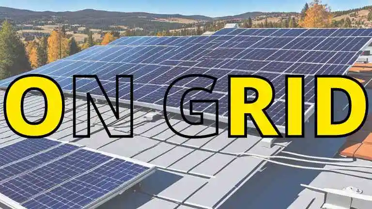 A imagem apresenta um sistema solar on-grid com painéis fotovoltaicos instalados no telhado de uma construção. O cenário é iluminado por um dia claro, com uma paisagem de outono ao fundo, incluindo árvores com folhas douradas e um céu azul limpo. O texto "ON GRID" em amarelo destaca-se no centro, enfatizando o tipo de conexão do sistema solar à rede elétrica. Esta configuração representa um exemplo de como os sistemas solares on-grid integram-se à infraestrutura energética existente, permitindo a troca de energia com a rede, o que é essencial para maximizar a eficiência e a economia de energia em ambientes residenciais ou comerciais.